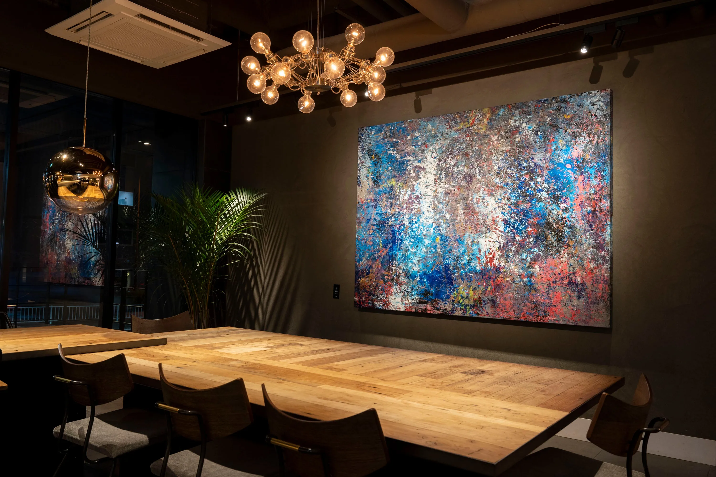 ホテルのダイニングに飾られた大型のアート作品