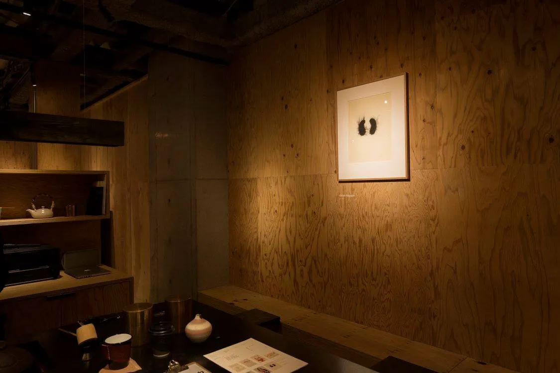 カフェの木壁に飾られたアート作品